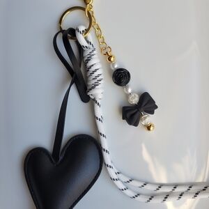 New Elegant Black and White Heart Keychain